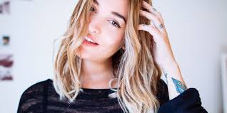 Despite the moniker shampoo, dry shampoo doesn't actually clean your hair. How To Use Dry Shampoo The Right Way For Clean Oil Free Roots