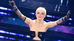 Arisa soccorre una fan e si sbeffeggia da sola sul suo aspetto fisico Sta  cessa. Rocco Siffredi alla carica facciamo un porno insieme educativo e  romantico