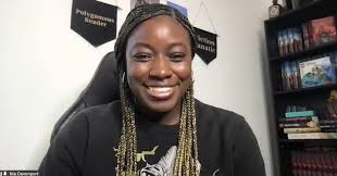 WriteGirl workshop special guest author Nia Davenport @nia.davenport shares  her writing process with mentees at today's Fantasy and Speculative Fiction  workshop! “I call myself a headlines writer. I need a sense of