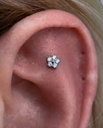 Scapha piercing com topo mini flor..🌸 #scaphapiercing #scapha  #flatpiercing #earpiercing #piercings #piercingjewelry