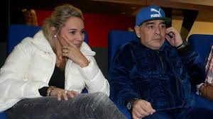 Wird er schon bald wieder exhumiert? Diego Maradona 60 Zoff Unter Den Angehorigen Der Fussball Ikone