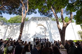 Biennale di venezia) is een toonaangevende internationale kunstmanifestatie die sinds 1895 tweejaarlijks (vandaar biënnale) (in de zomermaanden van juni tot november) in venetië wordt gehouden. Pavilionul Romaniei Bienala De La VeneÈ›ia Deschis Vizitatorilor PanÄƒ In Noiembrie Ccc