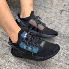 Elements of monumental adidas achievements such as the boston super and rising star can be seen in the idiosyncratic coloured blocks embedded within the crisp white boost™ midsole. Atravesar Fosil Accidente Adidas Nmd R1 Blue Carbon Cadena Acre Oxido
