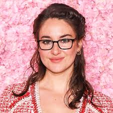 Shailene woodley confirmed that she's engaged to green bay packers quarterback aaron rodgers. Aaron Rodgers Post Danica Squeeze Gets Serious Autoracing1 Com