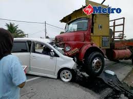 Our news is published at www.bernama.com; Accident Tragic News In Malaysia Kereta Perodua Alza Dilanggar Dari Belakang Lalu Masuk Laluan Lori Kilometer 39 3 Jalan Ipoh Kuala Kangsar Perak