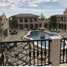 Floyd's mansions are just about as lavish as you'd expect and today we're going to take a look. Balleralert On Twitter Floyd Mayweather S New House Has 17 Bathrooms 11 Bedrooms And 3 Kitchens