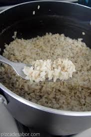 El arroz integral debe cocinarse por lo menos 20 minutos. Como Cocinar Arroz Integral Facil