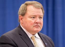 NPPD sets its perks and pay so utility's executives won't stray