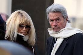 Son élégance sobre et atemporelle firent d'elle une icône des seventies. Alain Delon Mireille Darc Etait La Femme De Ma Vie La Presse