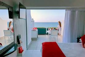 611 Beachfront Jewel Accommodation In Ballito Central Ballito Central Self Catering Apartment Flatlet Accommodatio In 2020 Beachfront Accommodations Swimming Pools