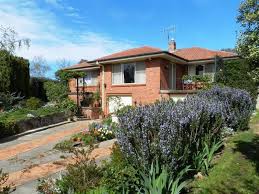 Beautiful garden in the middle and he purchased sandwiches for our breakfast to ensure safety due to covid. First National Real Estate Yass 26 Amaroo Place Yass Nsw 2582