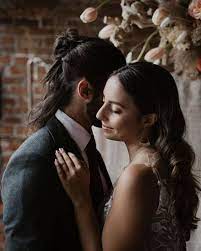 Cette Journee Inoubliable Peut Aussi Etre Synonyme D Une Organisation Simple On Vous Offre Cette Possibilite Dans Un De Cozy Fireplace Couple Photos Old Stone