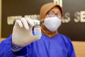Tapi dilansir dari express oleh suara.com, sebuah studi di jama dermatology telah menghubungkan suntikan vaksin pfizer dan moderna dengan efek samping baru yang berupa reaksi kulit. Apa Saja Efek Samping Vaksin Moderna Berikut Penjelasan Komnas Kipi Halaman All Kompas Com