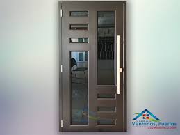 Unas modernas puertas de madera aportan calidez y elegancia a la fachada de la casa, brindando estética sin perder seguridad. 100 Ideas De Puertas De Aluminio Puertas De Aluminio Puertas De Aluminio Modernas Puertas Principales De Aluminio