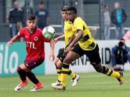 Über den schweiß regelt der körper die temperatur und transportiert überschüssige wärme von innen nach außen. Moukoko Vs Avdijaj Bvb Wunderkind Jagt Rekord Vom Ex Schalke Spieler S04
