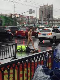 中国でターミネーターが目撃されて大騒ぎ！ 男性が全裸で路上を歩く画像が『Twitter』に投稿される ｜ ガジェット通信 GetNews