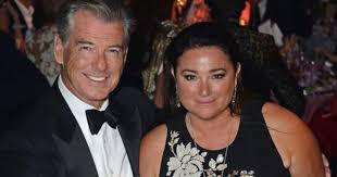 Dans le sens où tu connaîtras les raisons pour lesquelles celle ci. Pierce Brosnan Et La Merveilleuse Dedicace Romantique A Sa Femme Adoxa