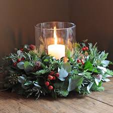 Weihnachtsgestecke Basteln Ein Weihnachtskranz Mit Roten Fruchten Und Eine Kerze In Der Mitte Weihnachtsblumen Weihnachtsgestecke Weihnachten Dekoration