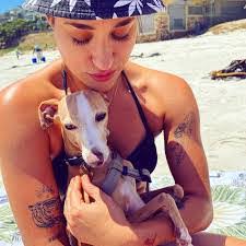 Justine Clements's Instagram, Twitter & Facebook