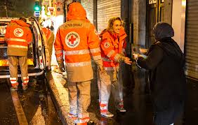 Le nombre de personnes qui dorment à la rue chaque soir en france a été évalué à 141 500 en 2016 par la fondation abbé pierre. Quelles Solutions Pour Les Personnes Sans Abri Croix Rouge Francaise