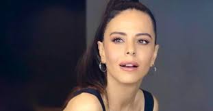 Simge sağın, adının kullanarak ünlü isimlere aşk mesajları atıldığını açıkladı. Simge Sagin Sarisin Haliyle Sosyal Medyayi Salladi Unlu Oyuncu Yeni Haliyle Bakin Kime Benzetildi Galeri Takvim