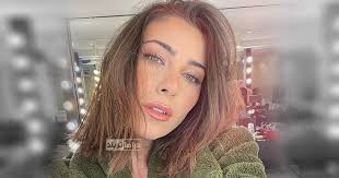 زيارة عمل لإسبوع ونصف الاسبوع، قامت بها دانييلا رحمة إلى دبي، قبل أن وبحسب دانييلا، فإن فترة الإجازة ستكون قصيرة أو طويلة تبعاً لما تراه مناسباً مديرة أعمالها أوديل رحمة. Ø¯Ø§Ù†ÙŠÙŠÙ„Ø§ Ø±Ø­Ù…Ø© ØªØ·Ù„ Ù…Ù† Ø¹Ù„Ù‰ Ø§Ù„Ø³Ø±ÙŠØ± Ø¨Ù…Ù„Ø§Ø¨Ø³ Ù…ÙƒØ´ÙˆÙØ© ØµÙˆØ± ØªØ±ÙŠÙ†Ø¯