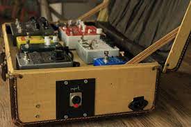 Cool Suitcase Board Geartalk Diy Guitar Pedal Pedalboard Diy Pedalboard