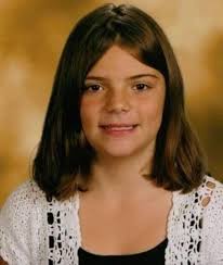 Missouri mein, 2009 mein, Alyssa Bustamante, jo uss waqt 15 saal ki thi,  usne apne 9 saal ke padosi, Elizabeth Olten ko jungle mein bulaya. Vahaan,  usne uska gala daba diya, uski