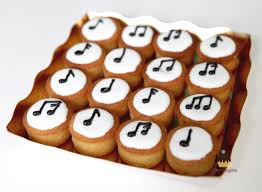 Mini Gateaux Cupcakes Pour Fans De Musique Gateau Note De Musique Gateau De Fete Des Peres Gateau Minie