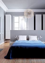 Une Chambre Grise Legerement Teintee De Bleu Chambre Grise Chambre Parentale Grise Et Blanche Chambre A Coucher Couple