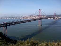 It connects lisbon to the town of almada, on the left bank of the tagus river. Ponte 25 De Abril Brucke Outdooractive Com