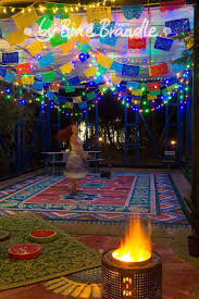 Party Deko Mit Bunter Lichterkette Girlande Teppichen Und Einem Gemutlichen Feuer Fur Eine Wunderschone Somm Bunte Lichterkette Lichterkette Idee Dekoration