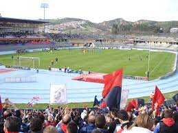 Lo stadio comunale di cosenza sorge in contrada san vito, sulla riva destra del torrente campagnano, su il 1° novembre 1967, lo stadio san vito ospita la nazionale italiana di calcio. Datei Stadio San Vito Cosenza Jpg Wikipedia