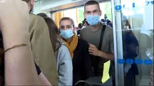 Elle, enfermée chez elle, ne pouvant sortir sans arrivée chez elle, valérie bacot avoue tout à ses enfants qui promettent de l'aider. Pov2jd6rmnyngm