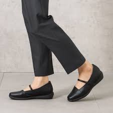 fuwaraku フワラク スニーカーパンプス(ストラップタイプ) レディース ブラック | 靴（シューズ）・スニーカーの通販  kutsu.com│チヨダ公式オンラインショップ