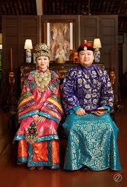 Pakaian ini terdiri daripada baju yang longgar dan terbelah di depan dan berkolar tinggi serta dipakai bersama seluar longgar. Kuiz Seni Budaya Pakaian Tradisional Arts Quizizz