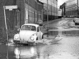 Hannover Wulfel 1974 Hochwasser Im Dezember 1974 Ein Vw Kafer Versucht Auf Der Wilkenburger Strasse Vorwarts Zu Kommen Hannover Vw Kafer Niedersachsen