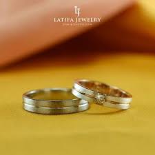 Cincin tunangan ini memiliki makna sebagai simbol keterikatan atau komitmen dalam budaya barat, cincin kawin juga dikenakan pada jari manis tangan kiri. Bikin Cincin Tunangan Paket Custom Pembuatan Cincin Latifajewellery Latifajewellery Com