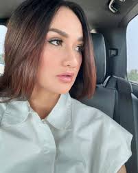 8 Ide Hairstyle ala Tengku Dewi Putri, Rambut Sebahu hingga Panjang!