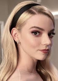 Antoinette Stark's Instagram, Twitter & Facebook