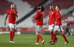 Jogos, jogadores, estatísticas, transferências, palmarés, notícias, vídeos e muito mais! Benfica Vence O Jogo Em Que Recebeu Os Pedidos De Natal Cronica De Jogo Publico