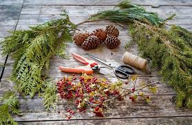 Une jolie guirlande à préparer pour décorer la maison à noël. Confectionner Une Guirlande En Branches De Sapin Pour Noel Depuis Mon Hamac