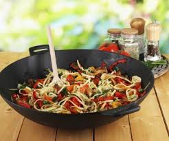 Cocinar en wok es una recomendable alternativa, aunque hay que saber cómo hacerlo y con qué ingredientes. Recetas De Wok Faciles Y Sabrosas Demos La Vuelta Al Dia