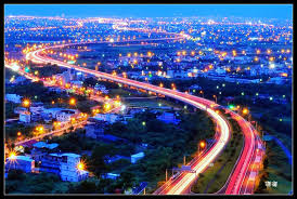宜蘭旅遊 夏日北宜公路上是觀賞宜蘭夜景之最美地方 每當華燈初上 夜空下的國道五號車燈像一條蜿蜒絢爛的巨龍 彎曲的造型 搭配萬家燈火交織出溫暖的時光 蘭陽平原夜景 煞是迷人 宜蘭旅遊玩家帶你玩遍宜蘭美個角落 宜蘭包車旅遊