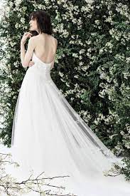 Carolina hat ein künstlerisches auge und sie weiß genau, was die frau von heute für ihre hochzeit möchte. Carolina Herrera News Collections Fashion Shows Fashion Week Reviews And More Kleid Hochzeit Modenschau Brautsammlung