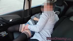 私の生徒は学校から帰る途中、車の中で先生の濡れたマンコを舐めました - MissCreamy