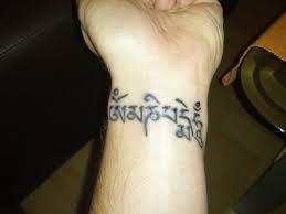 A short video showing my partner emma's first tattoo, a version of the buddhist prayer om mani padme hum, from stencil to finished tattoo and the building. E Coder Om Mani Padme Hum Tattoos Von Tattoo Bewertung De