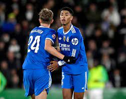 ❌ ¡El ÁRBITRO SEÑALA FALTA de VINICIUS sobre @lamineyamal tras REVISAR un  POSIBLE PENALTI! 👉 Así se ha vivido la secuencia en  #ChiringuitoInside...¡ESTO ESTÁ QUE ARDE! 📺 ¡Estamos en directo en Youtube,