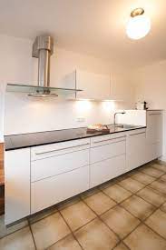 weisse kuche kuchenzeile schlicht modern abzug dunstabzug flach dunkle arbeitsplatte matt kleine k weisse kuche moderne weisse kuchen einbaukuche