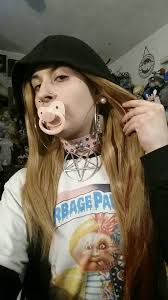 How did Queen Charlotte's ladies-in-waiting know what color wigs to wear?